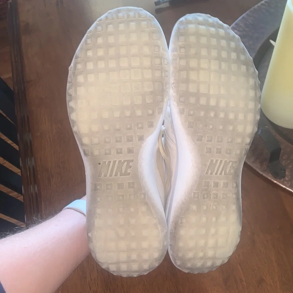 NIKE RUNNING SHOES WOMENS SIZE 9.5 IVORY CREAM COLOR HARD TO FIND